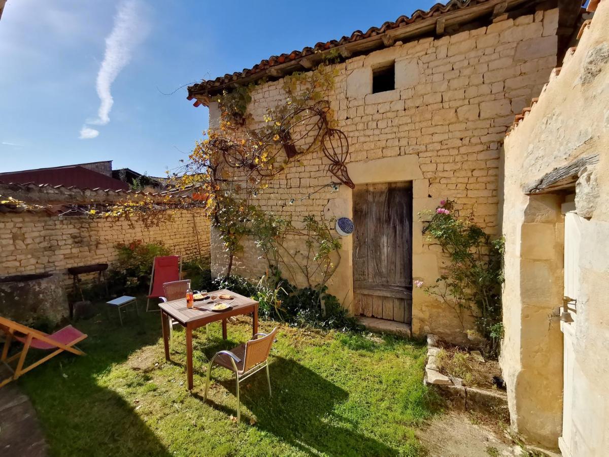 La maison de Thomas Saint-Amant-de-Boixe Extérieur photo