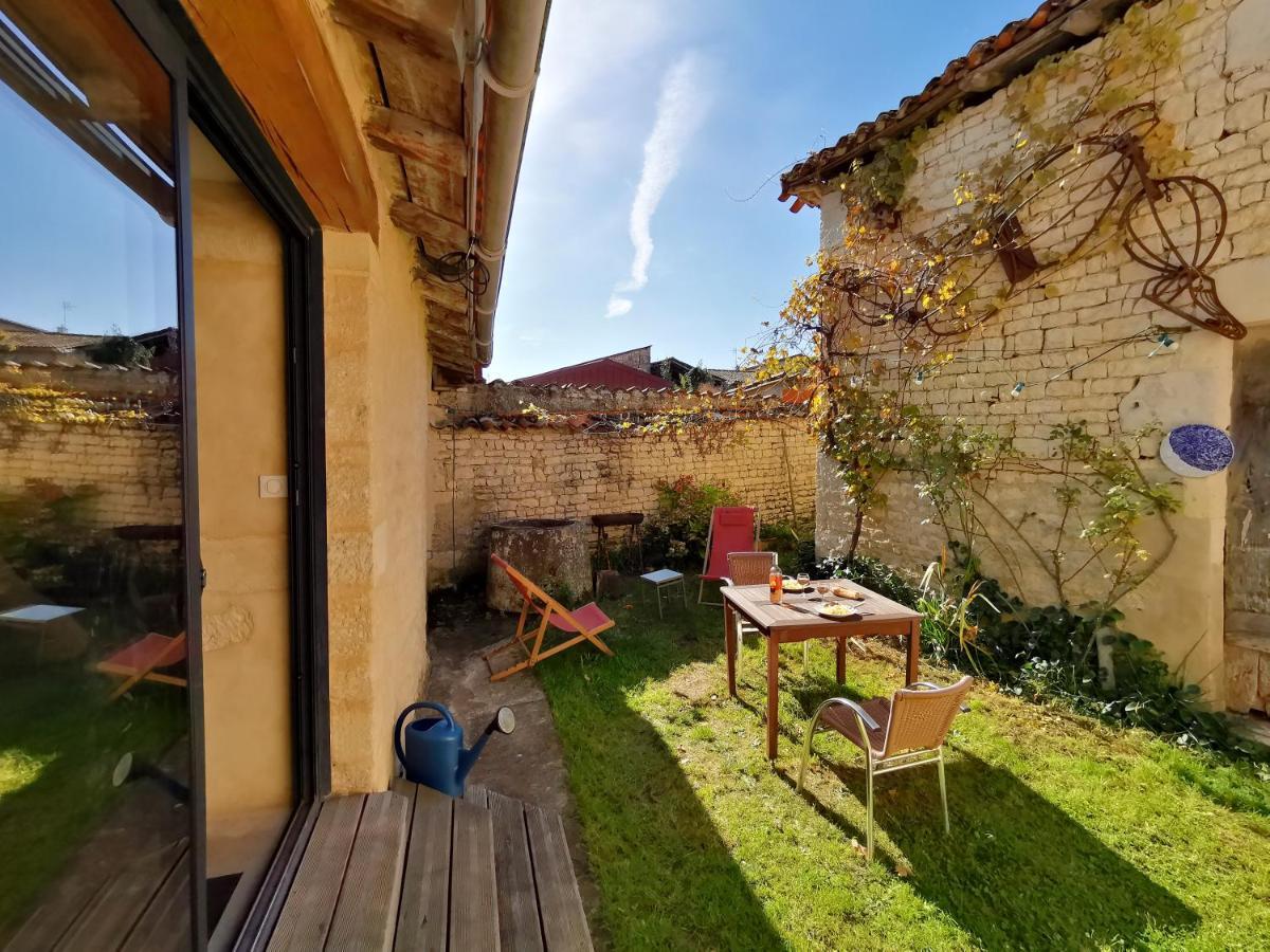 La maison de Thomas Saint-Amant-de-Boixe Extérieur photo