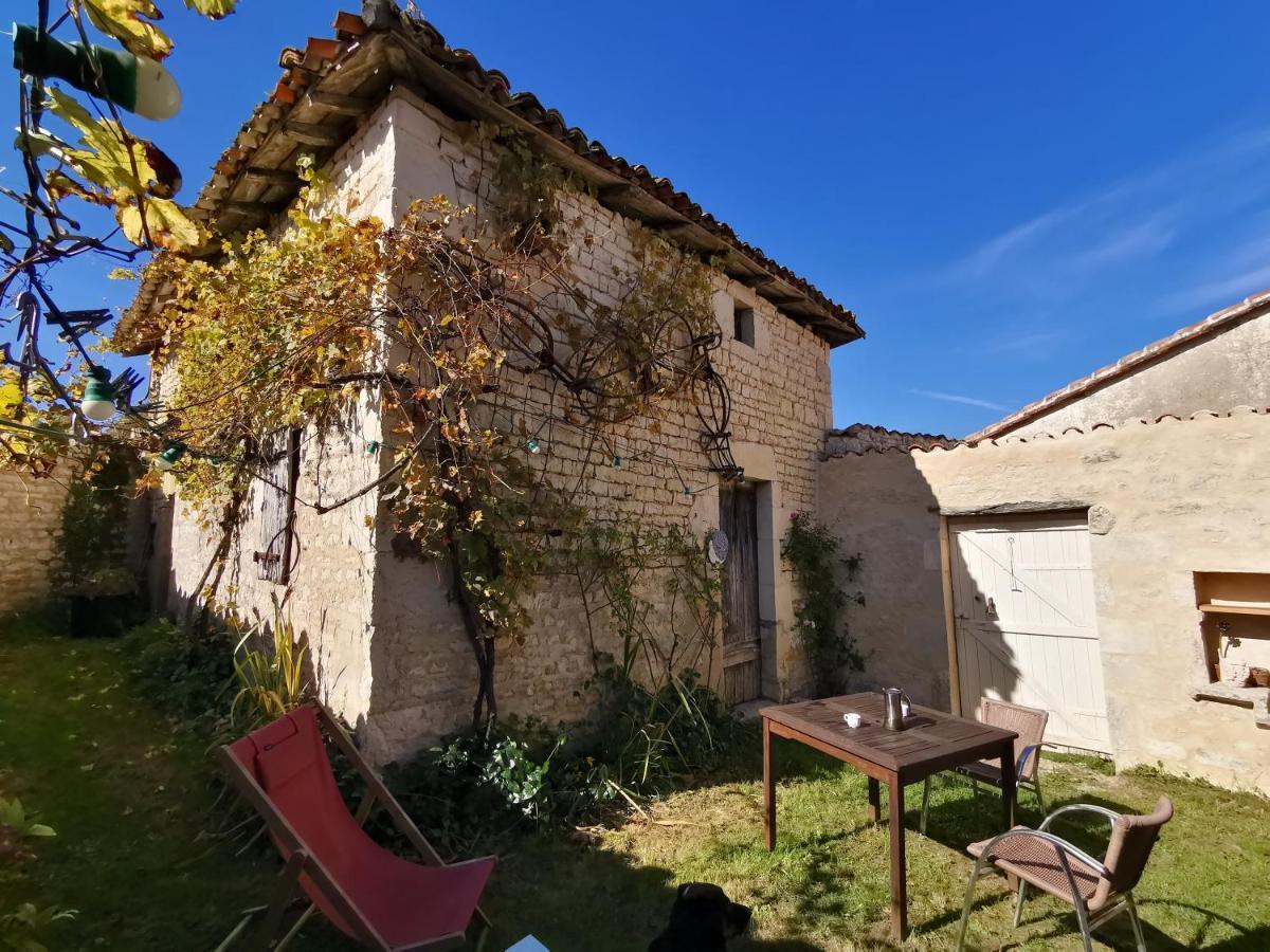 La maison de Thomas Saint-Amant-de-Boixe Extérieur photo