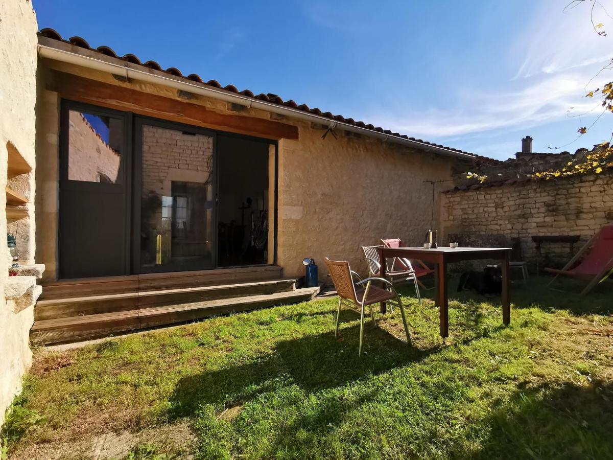 La maison de Thomas Saint-Amant-de-Boixe Extérieur photo